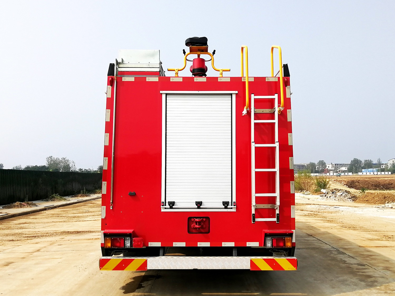 三环6.3吨四驱水罐/泡沫消防车