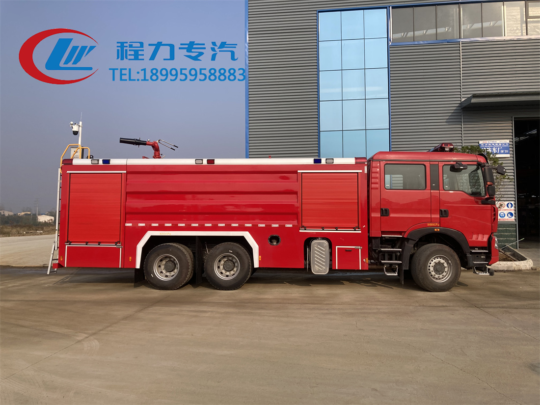 重汽豪沃18吨泡沫消防车