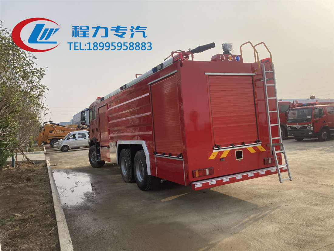 重汽豪沃18吨泡沫消防车