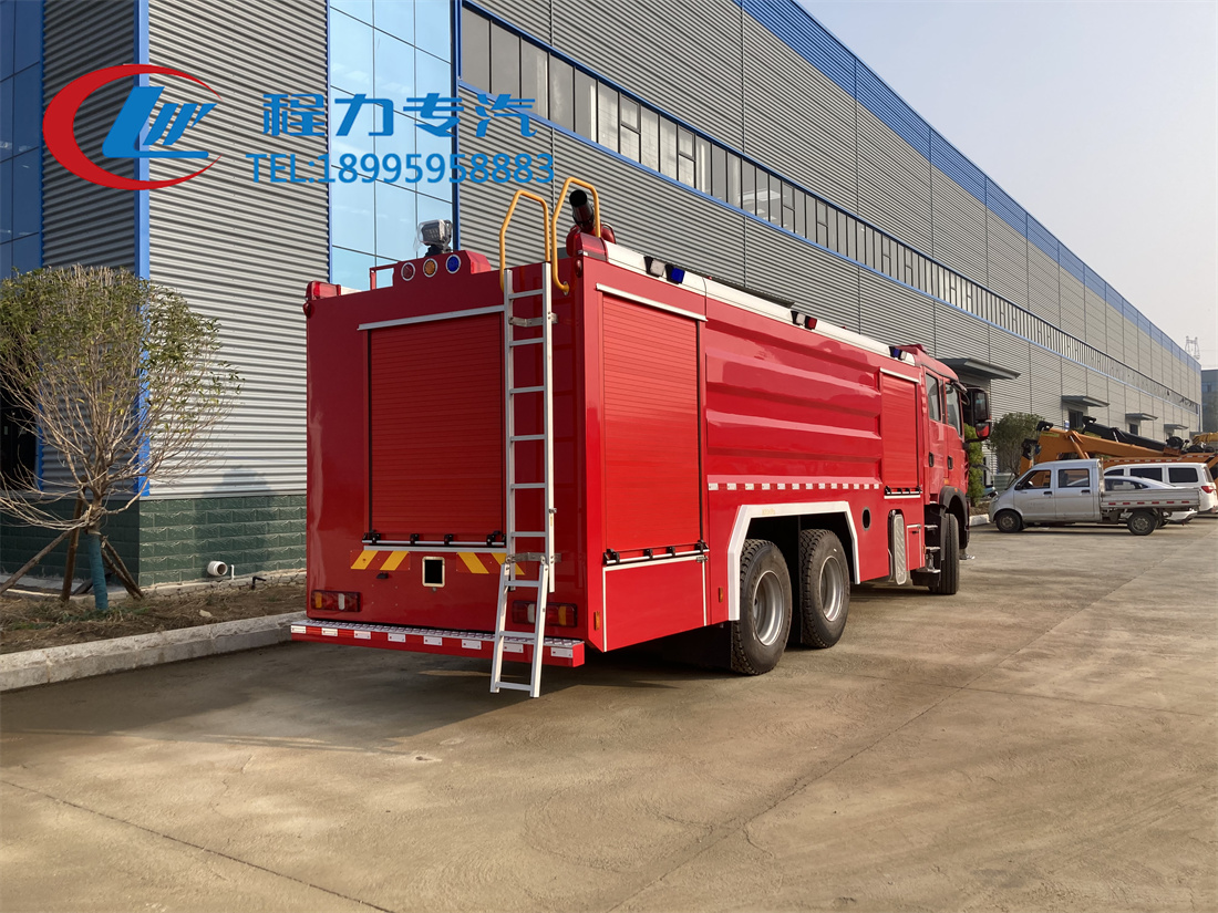 重汽豪沃18吨泡沫消防车