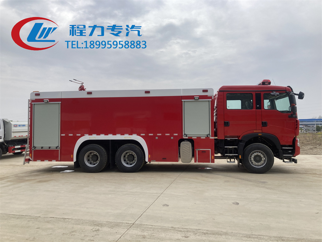 重汽豪沃16吨水罐/泡沫消防车