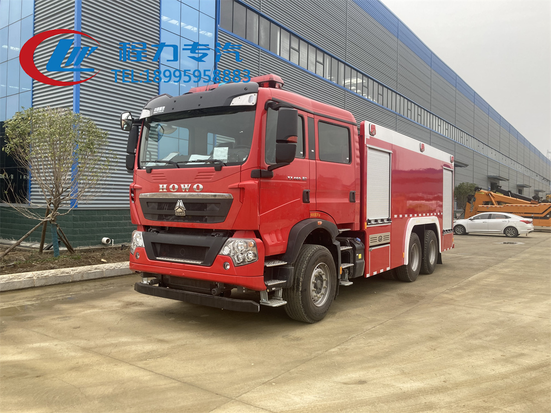 重汽豪沃11吨干粉泡沫消防车