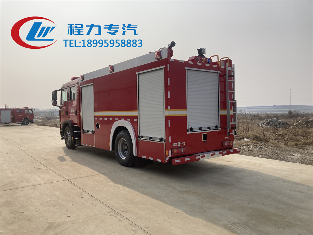 重汽豪沃8吨水罐/泡沫消防车