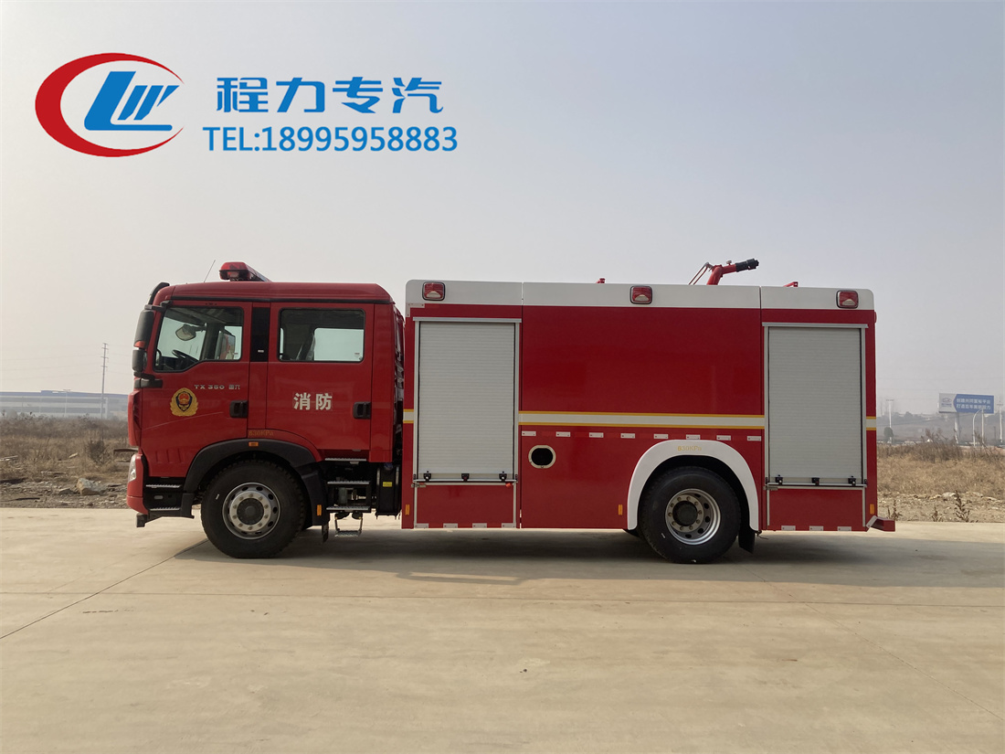 重汽豪沃8吨水罐/泡沫消防车