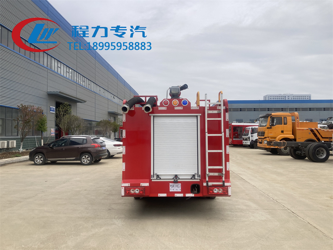 福田2.6吨水罐消防车