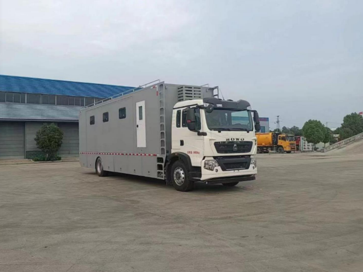 汕德卡宿营车（24人）