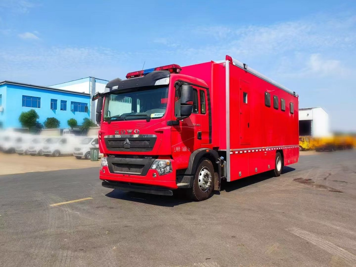 重汽豪沃移动厕所车