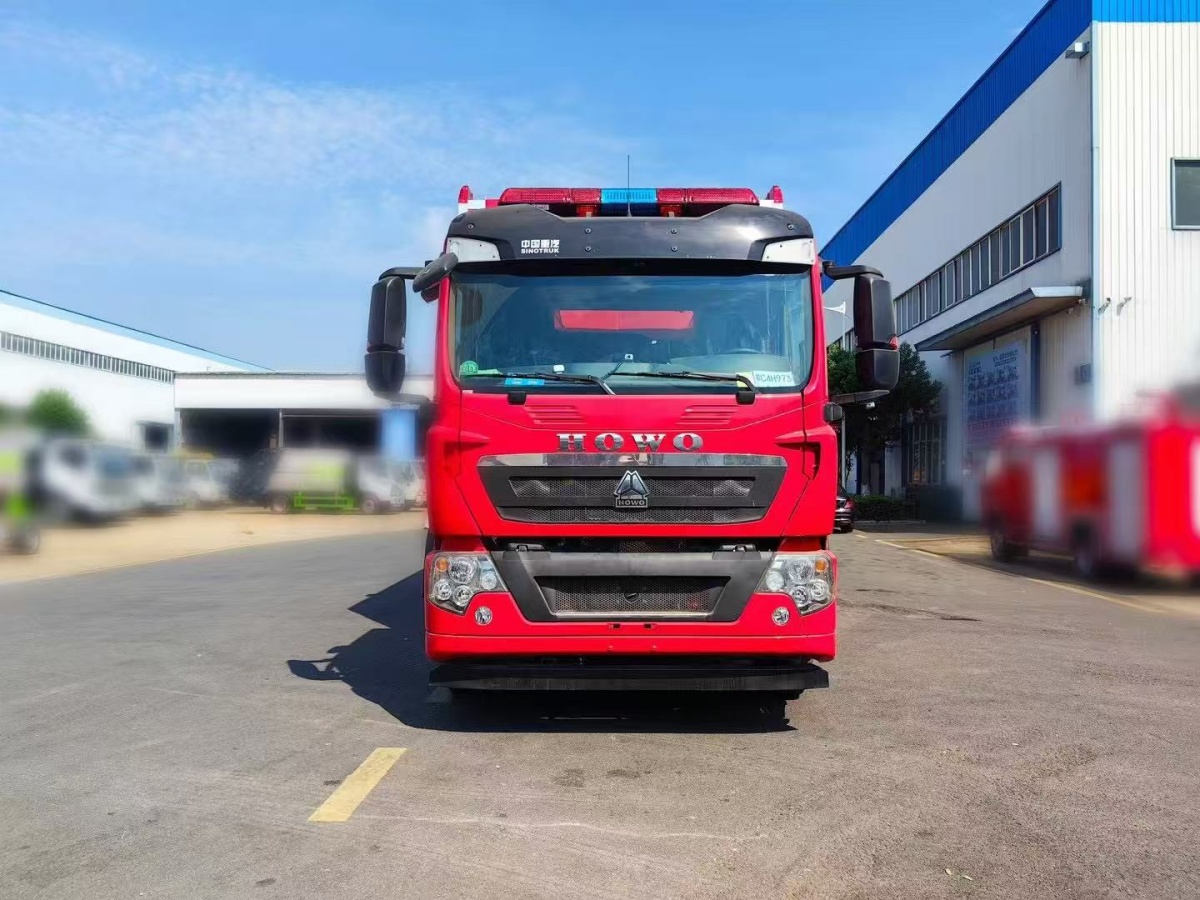 重汽豪沃移动厕所车