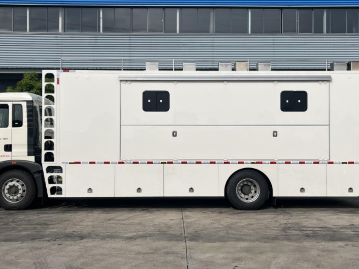 重汽豪沃餐车（200人）