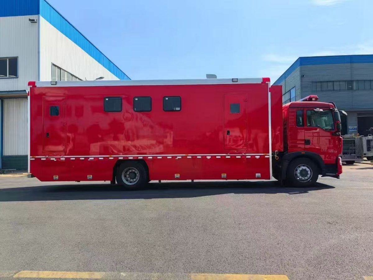 豪沃重汽炊事车（300人）