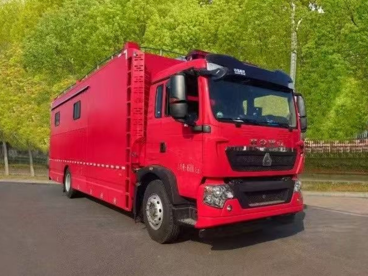 豪沃重汽炊事车（300人）