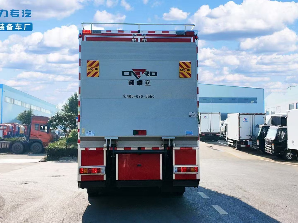 重汽豪沃无人机指挥车