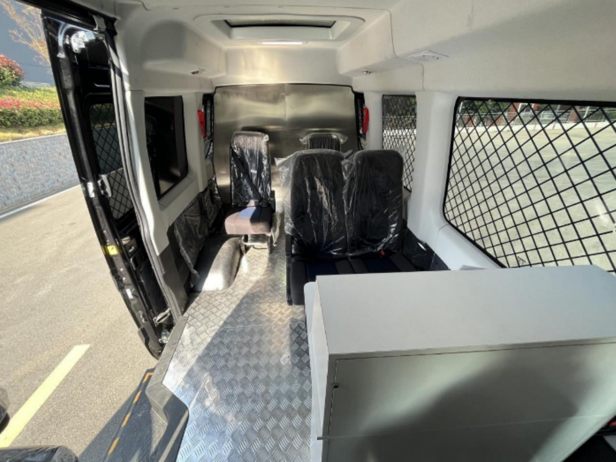 依维柯欧胜运兵车（7人）