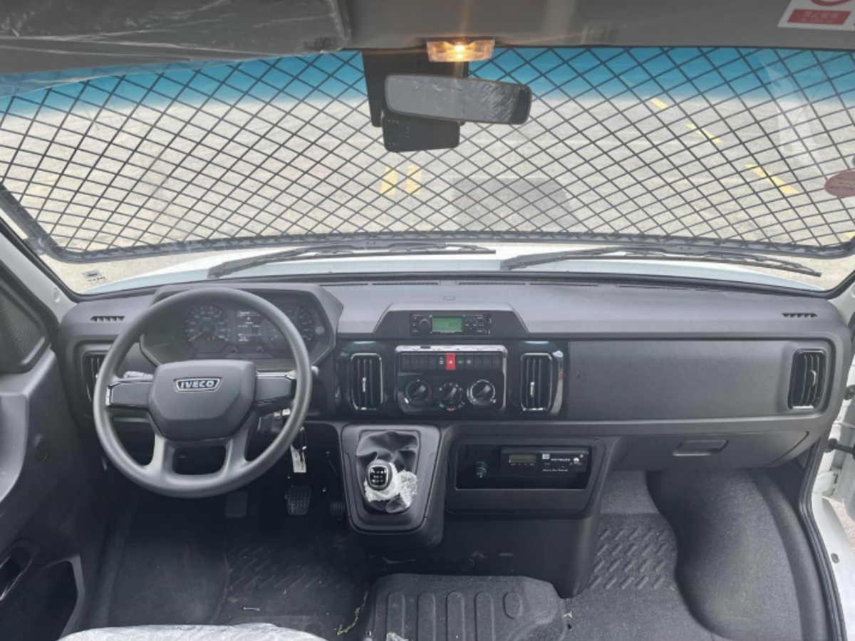 依维柯得意运兵车（10-17人）