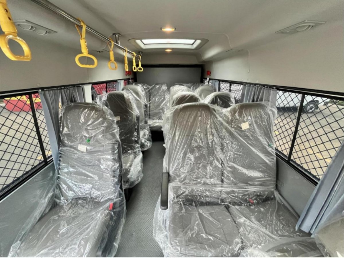 依维柯得意运兵车（10-17人）