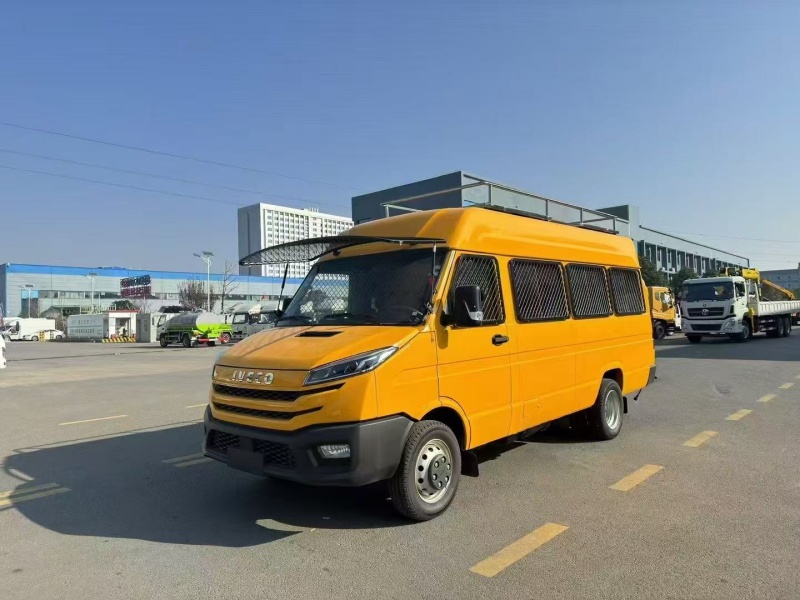 依维柯得意运兵车（10-17人）