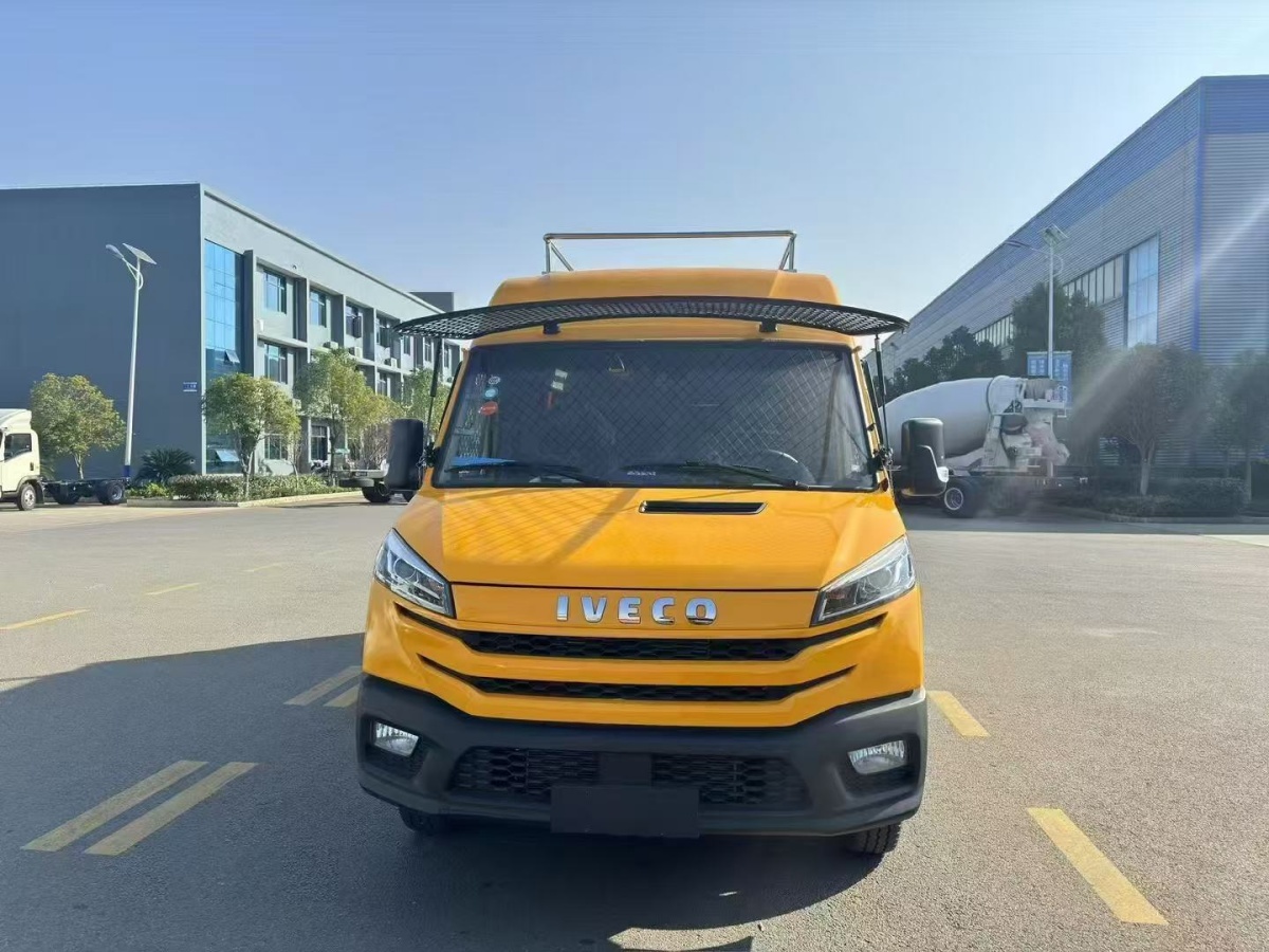 依维柯得意运兵车（10-17人）