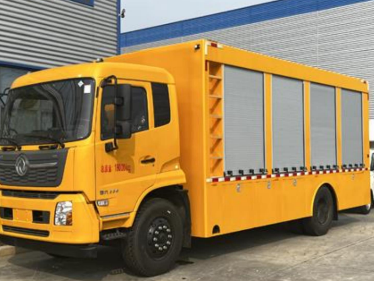 东风天锦装备运输车