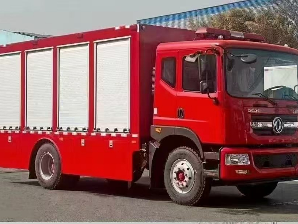 东风天锦装备运输车